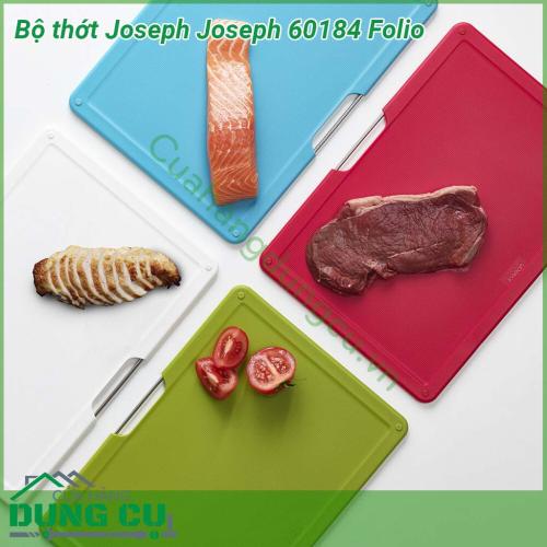 Bộ thớt Joseph Joseph 60184 Folio gồm 4 thớt với 4 mầu được làm từ nhựa không chứa BPA an toàn khi sử dụng Bộ thớt Joseph còn có thiết kế chân chống trượt Bề mặt cắt dễ làm sạch thân thiện với dao