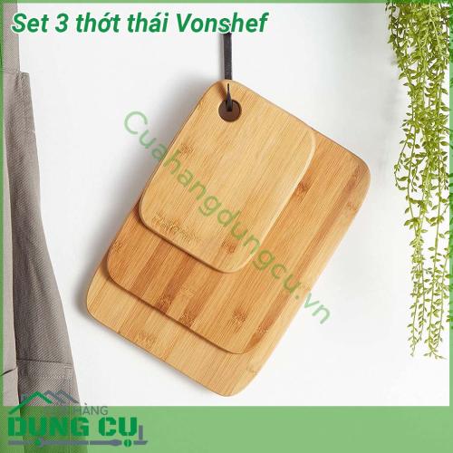 Set 3 thớt thái Vonshef được chế tạo từ chất liệu 100 gỗ tre xử lý chống ẩm mốc đặc biệt nguyên liệu tự nhiên không thêm chất bóng nên rất an toàn  Thớt dày dặn mặt chống xước 3 kích cỡ khác nhau phù hợp với nhiều mục đích