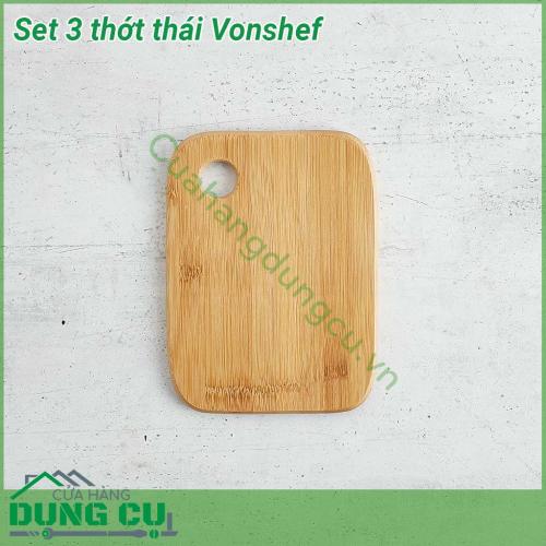 Set 3 thớt thái Vonshef được chế tạo từ chất liệu 100 gỗ tre xử lý chống ẩm mốc đặc biệt nguyên liệu tự nhiên không thêm chất bóng nên rất an toàn  Thớt dày dặn mặt chống xước 3 kích cỡ khác nhau phù hợp với nhiều mục đích