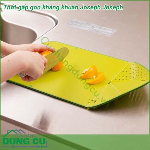 Thớt gấp gọn kháng khuẩn Joseph Joseph với thiết kế thông minh tăng độ tiện dụng thái xong gập lại đổ vào nồi không sợ bị rơi ra ngoài  Chất liệu nhựa polypropylene bền bỉ an toàn