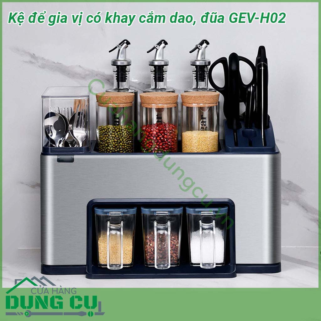 Kệ để gia vị có khay cắm dao đũa GEV-H02 chế tạo bằng inox 304 có độ chắc khỏe cao bên ngoài được sơn phủ lớp sơn tĩnh điện đen giúp chống thấm nước chống oxi hóa gia tăng độ bền cho kệ tránh khỏi bị han rỉ cũng như tăng thêm tính thẩm mỹ cho sản phẩm