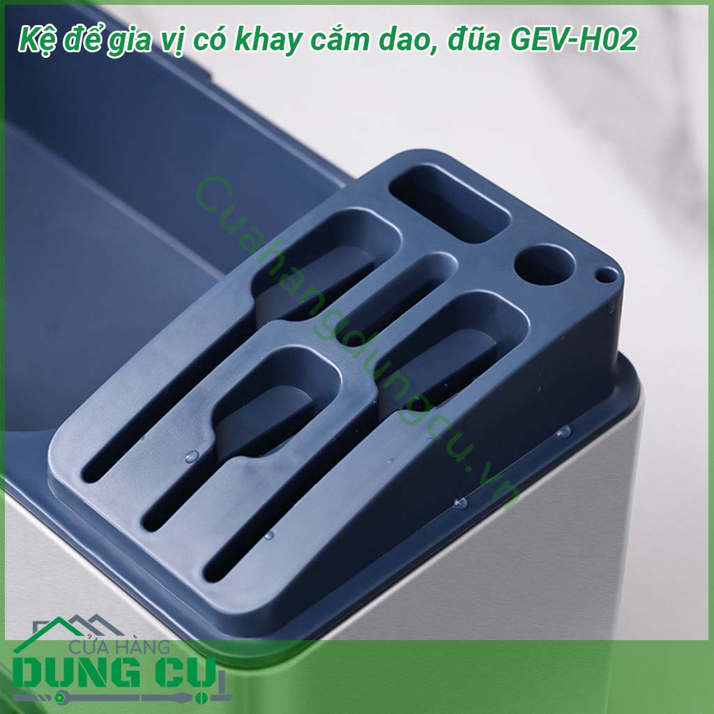 Kệ để gia vị có khay cắm dao đũa GEV-H02 chế tạo bằng inox 304 có độ chắc khỏe cao bên ngoài được sơn phủ lớp sơn tĩnh điện đen giúp chống thấm nước chống oxi hóa gia tăng độ bền cho kệ tránh khỏi bị han rỉ cũng như tăng thêm tính thẩm mỹ cho sản phẩm
