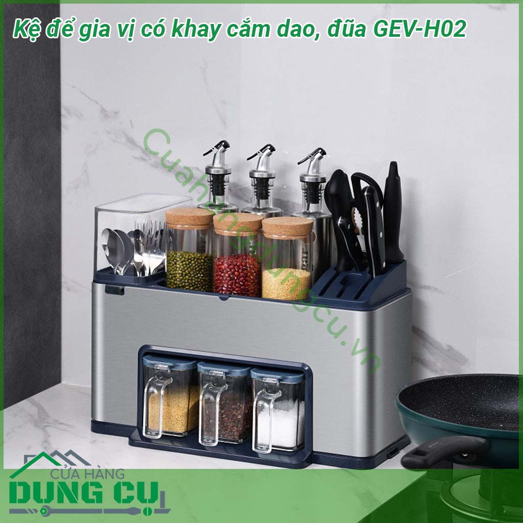 Kệ để gia vị có khay cắm dao đũa GEV-H02 chế tạo bằng inox 304 có độ chắc khỏe cao bên ngoài được sơn phủ lớp sơn tĩnh điện đen giúp chống thấm nước chống oxi hóa gia tăng độ bền cho kệ tránh khỏi bị han rỉ cũng như tăng thêm tính thẩm mỹ cho sản phẩm