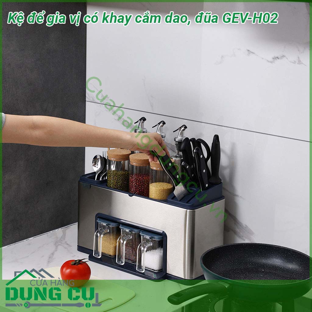 Kệ để gia vị có khay cắm dao đũa GEV-H02 chế tạo bằng inox 304 có độ chắc khỏe cao bên ngoài được sơn phủ lớp sơn tĩnh điện đen giúp chống thấm nước chống oxi hóa gia tăng độ bền cho kệ tránh khỏi bị han rỉ cũng như tăng thêm tính thẩm mỹ cho sản phẩm
