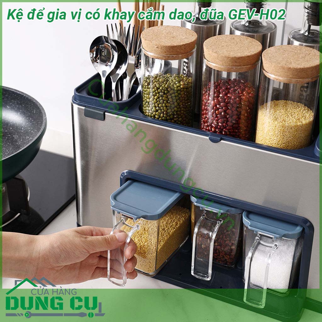 Kệ để gia vị có khay cắm dao đũa GEV-H02 chế tạo bằng inox 304 có độ chắc khỏe cao bên ngoài được sơn phủ lớp sơn tĩnh điện đen giúp chống thấm nước chống oxi hóa gia tăng độ bền cho kệ tránh khỏi bị han rỉ cũng như tăng thêm tính thẩm mỹ cho sản phẩm