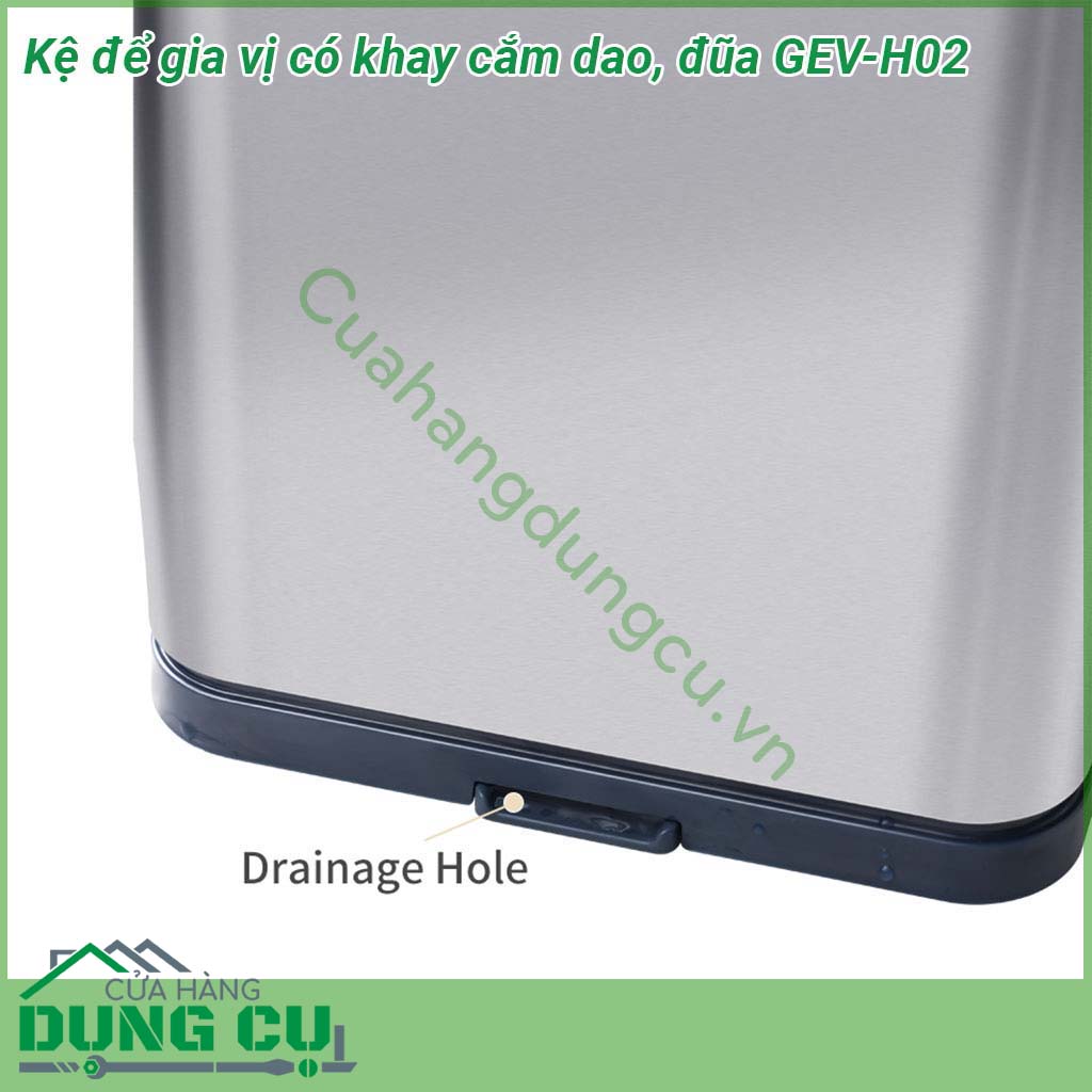 Kệ để gia vị có khay cắm dao đũa GEV-H02 chế tạo bằng inox 304 có độ chắc khỏe cao bên ngoài được sơn phủ lớp sơn tĩnh điện đen giúp chống thấm nước chống oxi hóa gia tăng độ bền cho kệ tránh khỏi bị han rỉ cũng như tăng thêm tính thẩm mỹ cho sản phẩm
