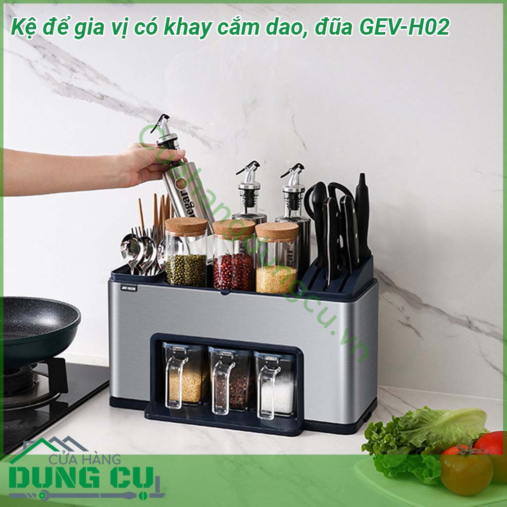 Kệ để gia vị có khay cắm dao đũa GEV-H02 chế tạo bằng inox 304 có độ chắc khỏe cao bên ngoài được sơn phủ lớp sơn tĩnh điện đen giúp chống thấm nước chống oxi hóa gia tăng độ bền cho kệ tránh khỏi bị han rỉ cũng như tăng thêm tính thẩm mỹ cho sản phẩm