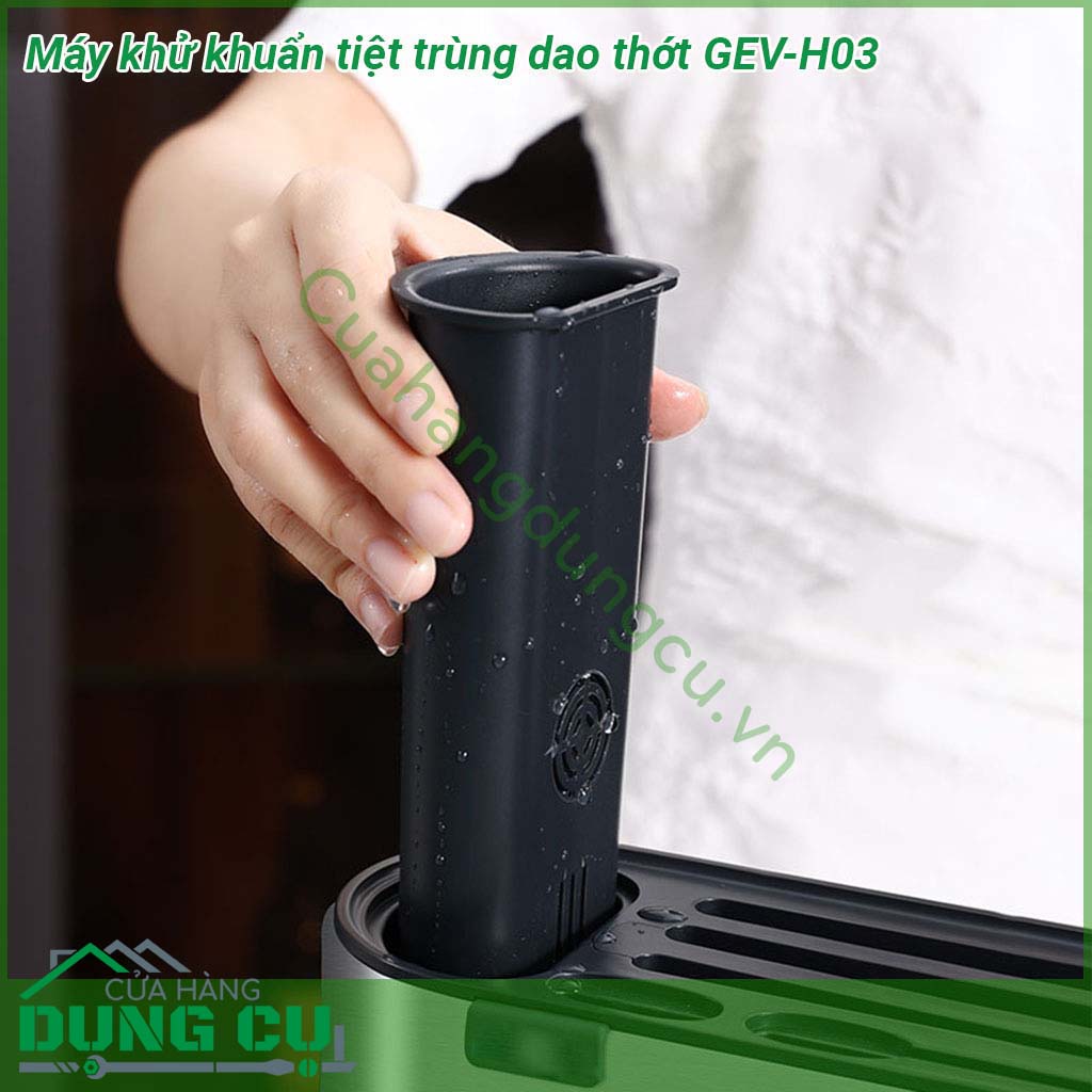 Máy khử khuẩn tiệt trùng dao thớt GEV-H03 thiết kế sang trọng tinh tế với gam màu xám tăng thêm vẻ đẹp cho phòng bếp của bạn  Ngoài để sấy tiệt trùng thì các chị còn có thể tận dụng làm chỗ để luôn dao thớt thìa dĩa