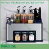 Kệ để gia vị có khay cắm dao đũa GEV-H02 chế tạo bằng inox 304 có độ chắc khỏe cao bên ngoài được sơn phủ lớp sơn tĩnh điện đen giúp chống thấm nước chống oxi hóa gia tăng độ bền cho kệ tránh khỏi bị han rỉ cũng như tăng thêm tính thẩm mỹ cho sản phẩm