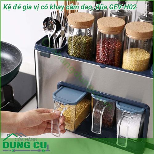 Kệ để gia vị có khay cắm dao đũa GEV-H02 chế tạo bằng inox 304 có độ chắc khỏe cao bên ngoài được sơn phủ lớp sơn tĩnh điện đen giúp chống thấm nước chống oxi hóa gia tăng độ bền cho kệ tránh khỏi bị han rỉ cũng như tăng thêm tính thẩm mỹ cho sản phẩm