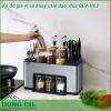 Kệ để gia vị có khay cắm dao đũa GEV-H02 chế tạo bằng inox 304 có độ chắc khỏe cao bên ngoài được sơn phủ lớp sơn tĩnh điện đen giúp chống thấm nước chống oxi hóa gia tăng độ bền cho kệ tránh khỏi bị han rỉ cũng như tăng thêm tính thẩm mỹ cho sản phẩm