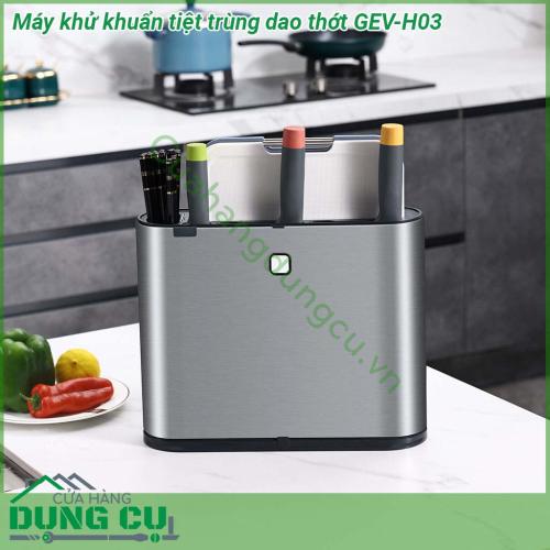 Máy khử khuẩn tiệt trùng dao thớt GEV-H03 thiết kế sang trọng tinh tế với gam màu xám tăng thêm vẻ đẹp cho phòng bếp của bạn  Ngoài để sấy tiệt trùng thì các chị còn có thể tận dụng làm chỗ để luôn dao thớt thìa dĩa