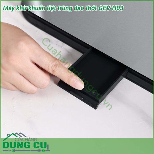 Máy khử khuẩn tiệt trùng dao thớt GEV-H03 thiết kế sang trọng tinh tế với gam màu xám tăng thêm vẻ đẹp cho phòng bếp của bạn  Ngoài để sấy tiệt trùng thì các chị còn có thể tận dụng làm chỗ để luôn dao thớt thìa dĩa