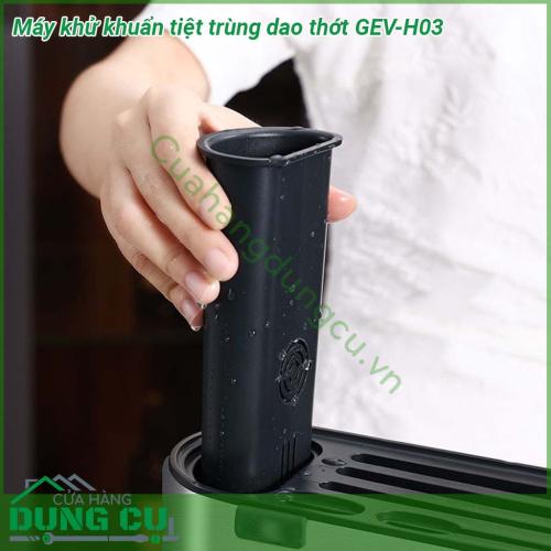 Máy khử khuẩn tiệt trùng dao thớt GEV-H03 thiết kế sang trọng tinh tế với gam màu xám tăng thêm vẻ đẹp cho phòng bếp của bạn  Ngoài để sấy tiệt trùng thì các chị còn có thể tận dụng làm chỗ để luôn dao thớt thìa dĩa