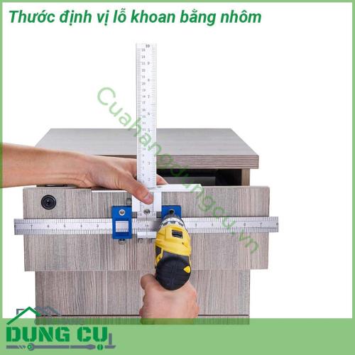 Thước định vị lỗ khoan bằng nhôm làm bằng nhôm và nhựa cứng ABS có độ bền cao khả năng chống ăn mòn và oxi hóa hoàn hảo  Số và vạch trên thước chuẩn nét rõ ràng có số đo theo cả hệ mét và hệ inch rất linh hoạt