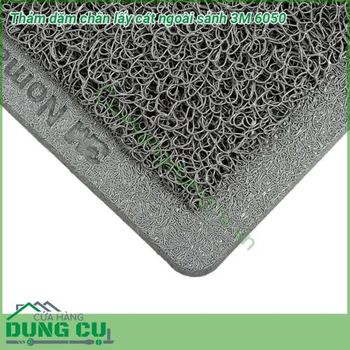 Thảm dặm chân lấy cát ngoài sảnh 3M 6050 được làm từ nhựa cao cấp với độ bền cao Các sợi thảm hình sợi xoắn vòng dày đặc cùng với lớp đế bên dưới sẽ giữ và che dấu bụi bẩn bên dưới bề mặt thảm Giúp dễ dàng làm vệ sinh giữ sàn nhà luôn sạch sẽ