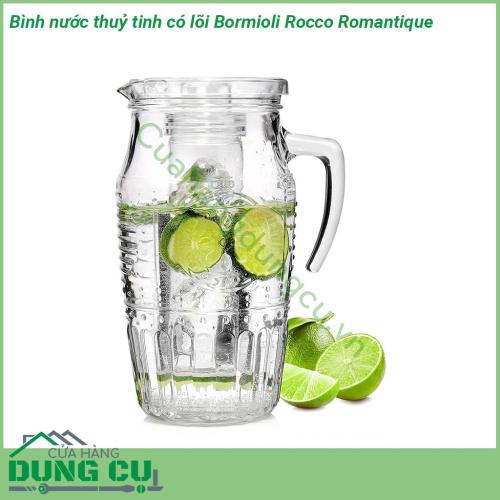 Bình nước thuỷ tinh có lõi Bormioli Rocco Romantique được làm bằng thủy tinh với thiết kế tinh tế tô thêm vẻ sang trọng và quý phái cho bất kỳ chiếc bàn nào  Bình nhỏ ở phía trong dùng để đựng đá giúp làm lạnh đồ uống mà không bị nhạt vị