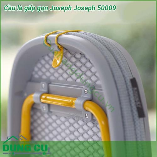 Cầu là gấp gọn Joseph Joseph 50009 thiết kế sáng tạo nhỏ gọn thông minh và độc đáo có thể gấp gọn khi dùng xong  Với ngăn chứa tích hợp để cất giữ bàn là có móc treo riêng biệt là giải pháp lý tưởng để bạn dễ dàng cất giữ