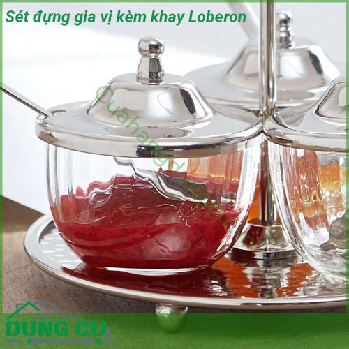 Sét đựng gia vị kèm khay Loberon được làm thủ công đẹp mắt này mang đến phong cách và sự sang trọng cho bàn ăn của bạn Đổ đầy gia vị dầu giấm v v và thưởng thức cảnh đẹp này trong mỗi bữa ăn