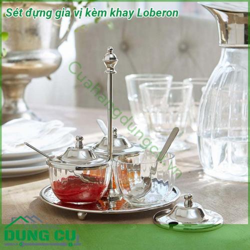 Sét đựng gia vị kèm khay Loberon được làm thủ công đẹp mắt này mang đến phong cách và sự sang trọng cho bàn ăn của bạn Đổ đầy gia vị dầu giấm v v và thưởng thức cảnh đẹp này trong mỗi bữa ăn