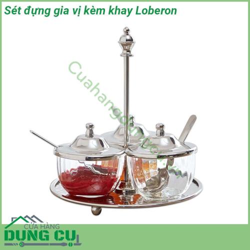 Sét đựng gia vị kèm khay Loberon được làm thủ công đẹp mắt này mang đến phong cách và sự sang trọng cho bàn ăn của bạn Đổ đầy gia vị dầu giấm v v và thưởng thức cảnh đẹp này trong mỗi bữa ăn