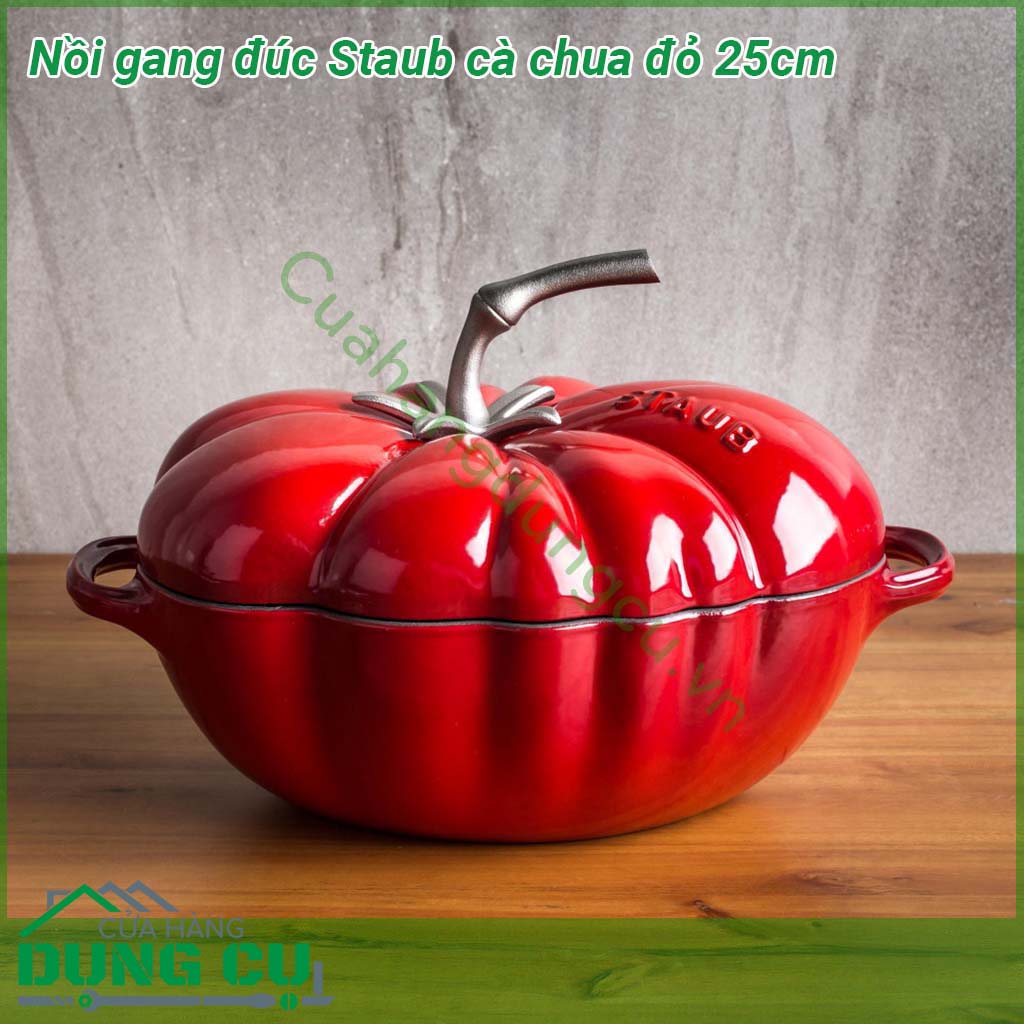 Nồi gang đúc Staub cà chua đỏ 25cm với kiểu dáng xinh xắn độc lạ  Nồi gang cà chua có màu đỏ bóng loáng từ lớp men tráng siêu bền không sợ bị bong lúc nấu ăn chùi rửa Nồi chịu được nhiệt độ cao chịu sốc nhiệt cực tốt  