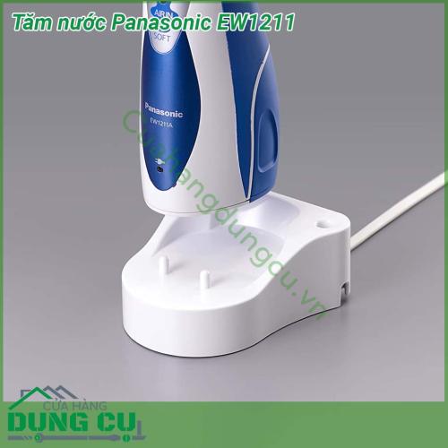 Tăm nước Panasonic EW1211 với các tia nước có thể massage nhẹ nhàng vùng nướu từ đó giúp máu lưu thông đều hơn đến chân răng Máy hoạt động dựa trên nguồn điện sạc được tích trữ bên trong  Dễ dàng vệ sinh chỉ cần tháo vòi phun và làm sạch dưới vòi nước