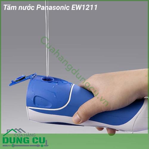 Tăm nước Panasonic EW1211 với các tia nước có thể massage nhẹ nhàng vùng nướu từ đó giúp máu lưu thông đều hơn đến chân răng Máy hoạt động dựa trên nguồn điện sạc được tích trữ bên trong  Dễ dàng vệ sinh chỉ cần tháo vòi phun và làm sạch dưới vòi nước