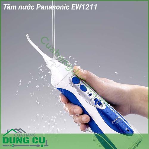 Tăm nước Panasonic EW1211 với các tia nước có thể massage nhẹ nhàng vùng nướu từ đó giúp máu lưu thông đều hơn đến chân răng Máy hoạt động dựa trên nguồn điện sạc được tích trữ bên trong  Dễ dàng vệ sinh chỉ cần tháo vòi phun và làm sạch dưới vòi nước