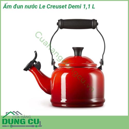 Ấm đun nước Le Creuset Demi 1 1 L được chế tạo từ thép carbon cao cấp Thiết kế có tính thẩm mỹ cao kiểu dáng cổ điển  Tay cầm cách nhiệt tốt  Còi báo hiệu khi nước đã sôi giúp bạn thoải mái làm việc khác trong khi chờ đợi ấm đun sôi nước