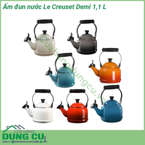 Ấm đun nước Le Creuset Demi 1 1 L được chế tạo từ thép carbon cao cấp Thiết kế có tính thẩm mỹ cao kiểu dáng cổ điển  Tay cầm cách nhiệt tốt  Còi báo hiệu khi nước đã sôi giúp bạn thoải mái làm việc khác trong khi chờ đợi ấm đun sôi nước