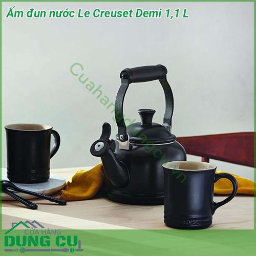 Ấm đun nước Le Creuset Demi 1 1 L được chế tạo từ thép carbon cao cấp Thiết kế có tính thẩm mỹ cao kiểu dáng cổ điển  Tay cầm cách nhiệt tốt  Còi báo hiệu khi nước đã sôi giúp bạn thoải mái làm việc khác trong khi chờ đợi ấm đun sôi nước