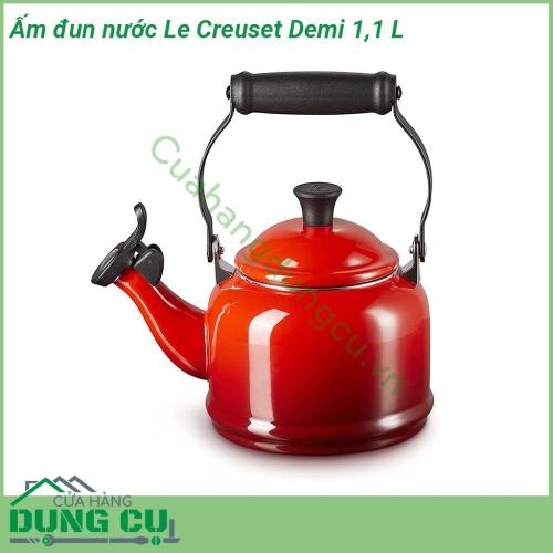 Ấm đun nước Le Creuset Demi 1 1 L được chế tạo từ thép carbon cao cấp Thiết kế có tính thẩm mỹ cao kiểu dáng cổ điển  Tay cầm cách nhiệt tốt  Còi báo hiệu khi nước đã sôi giúp bạn thoải mái làm việc khác trong khi chờ đợi ấm đun sôi nước