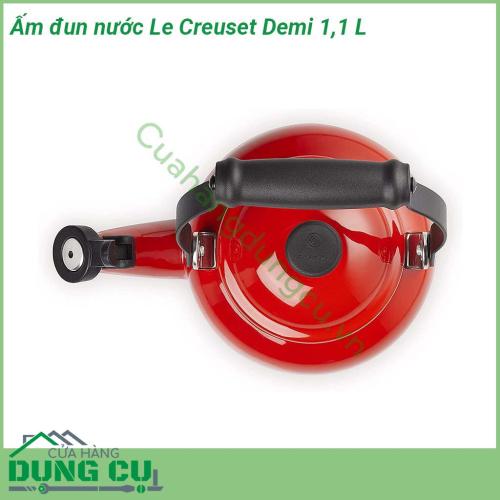 Ấm đun nước Le Creuset Demi 1 1 L được chế tạo từ thép carbon cao cấp Thiết kế có tính thẩm mỹ cao kiểu dáng cổ điển  Tay cầm cách nhiệt tốt  Còi báo hiệu khi nước đã sôi giúp bạn thoải mái làm việc khác trong khi chờ đợi ấm đun sôi nước