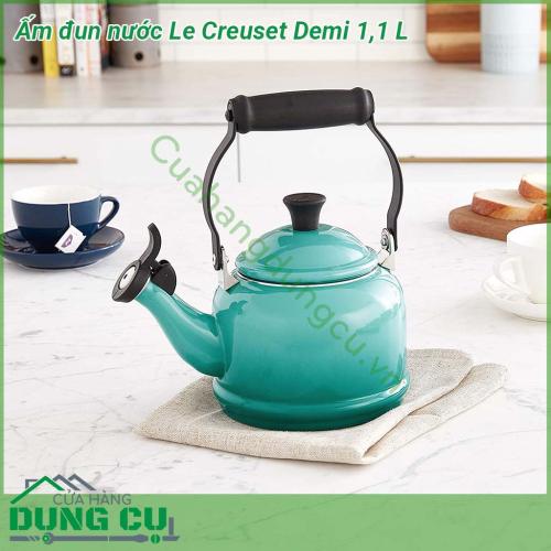 Ấm đun nước Le Creuset Demi 1 1 L được chế tạo từ thép carbon cao cấp Thiết kế có tính thẩm mỹ cao kiểu dáng cổ điển  Tay cầm cách nhiệt tốt  Còi báo hiệu khi nước đã sôi giúp bạn thoải mái làm việc khác trong khi chờ đợi ấm đun sôi nước