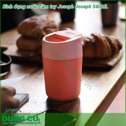 Bình đựng nước mini Joseph Joseph 340ML được làm bằng nhựa bền không chứa BPA an toàn có nắp lật chống rò rỉ khi đóng sẽ che hoàn toàn khu vực môi bạn tiếp xúc khi uống để bạn có thể thưởng thức đồ uống yêu thích của mình khi đang di chuyển  