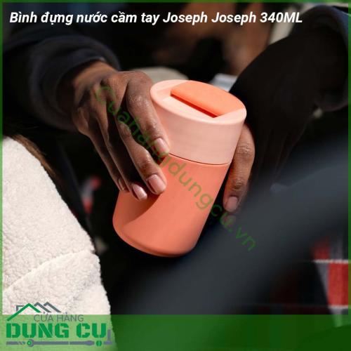 Bình đựng nước mini Joseph Joseph 340ML được làm bằng nhựa bền không chứa BPA an toàn có nắp lật chống rò rỉ khi đóng sẽ che hoàn toàn khu vực môi bạn tiếp xúc khi uống để bạn có thể thưởng thức đồ uống yêu thích của mình khi đang di chuyển  