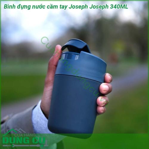 Bình đựng nước mini Joseph Joseph 340ML được làm bằng nhựa bền không chứa BPA an toàn có nắp lật chống rò rỉ khi đóng sẽ che hoàn toàn khu vực môi bạn tiếp xúc khi uống để bạn có thể thưởng thức đồ uống yêu thích của mình khi đang di chuyển  