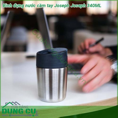 Bình đựng nước mini Joseph Joseph 340ML được làm bằng nhựa bền không chứa BPA an toàn có nắp lật chống rò rỉ khi đóng sẽ che hoàn toàn khu vực môi bạn tiếp xúc khi uống để bạn có thể thưởng thức đồ uống yêu thích của mình khi đang di chuyển  