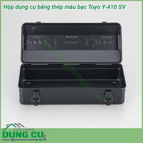 Hộp dụng cụ bằng thép màu bạc Toyo Y-410 SV có thiết kế nhỏ gọn chắc chắn chịu lực cao Lớp sơn tĩnh điện khó trong bóc giữ bền màu của sản phẩm cũng giúp chống gỉ sét cho các dụng cụ được cất giữ bên trong rất hiệu quả  