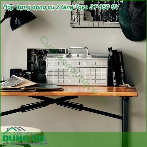 Hộp đựng dụng cụ 2 tầng Toyo ST-350 SV được làm bằng vật liệu chắc chắn chống va đập độ bền cao Thiết kế thông minh 2 tầng xếp chống và 1 khay lớn dưới đáy thùng tự mở ra khi mở nắp Tay xách chắc chắn khi mở 2 tay xách ngả sang 2 bên dễ dàng lấy đồ