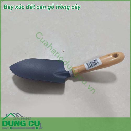 Bay xúc đất cán gỗ trồng cây được làm từ chất liệu thép chống gỉ sét với độ bền chắc cao chống ăn mòn và không bị oxy hóa ngay cả khi làm việc ở điều kiện ẩm ướt Tay cầm bằng gỗ chắc chắn vừa vặn hạn chế trơn trượt thuận tiện khi cầm nắm và thao tác