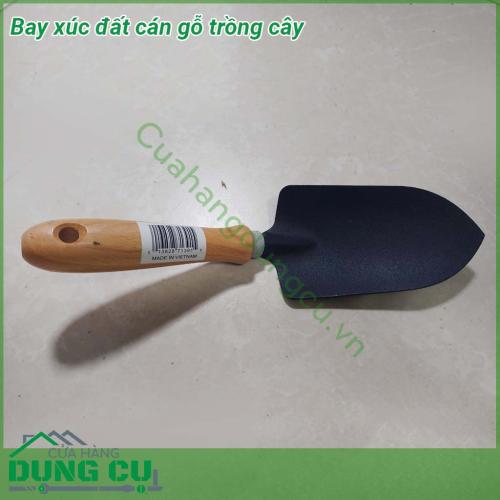 Bay xúc đất cán gỗ trồng cây được làm từ chất liệu thép chống gỉ sét với độ bền chắc cao chống ăn mòn và không bị oxy hóa ngay cả khi làm việc ở điều kiện ẩm ướt Tay cầm bằng gỗ chắc chắn vừa vặn hạn chế trơn trượt thuận tiện khi cầm nắm và thao tác