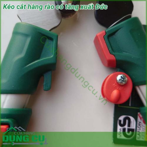 Kéo cắt hàng rào có tăng xuất Đức làm bằng thép chất lượng cao lưỡi kéo sắc bén Cán kéo được chế tạo bằng hợp kim nhôm nhẹ và có độ cứng tốt  Một phần cán kéo được bọc cao su mềm giúp chống trơn trượt khi tay có nước