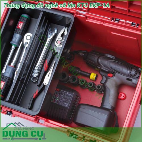 Thùng đựng đồ nghề cỡ lớn KTC EKP-1A làm từ chất liệu nhựa cao cấp chịu lực tốt Thiết kế có quai cầm với 4 chốt khóa trên thân nắp giúp các đồ đạc bên trong không bị rơi ra ngoài khi di chuyển Ngăn đựng lớn thoải mái cho việc bảo quản