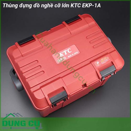 Thùng đựng đồ nghề cỡ lớn KTC EKP-1A làm từ chất liệu nhựa cao cấp chịu lực tốt Thiết kế có quai cầm với 4 chốt khóa trên thân nắp giúp các đồ đạc bên trong không bị rơi ra ngoài khi di chuyển Ngăn đựng lớn thoải mái cho việc bảo quản