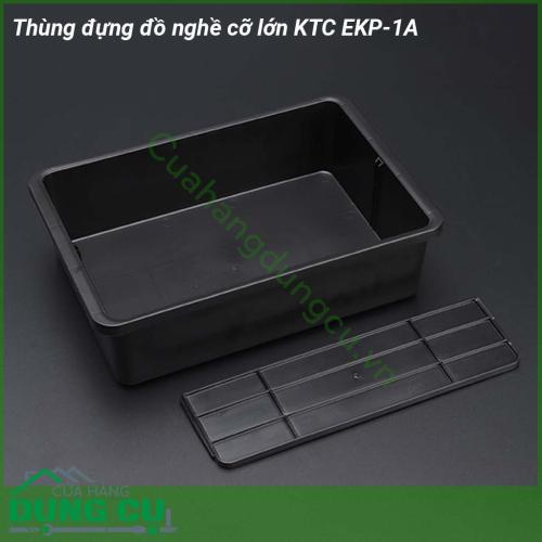 Thùng đựng đồ nghề cỡ lớn KTC EKP-1A làm từ chất liệu nhựa cao cấp chịu lực tốt Thiết kế có quai cầm với 4 chốt khóa trên thân nắp giúp các đồ đạc bên trong không bị rơi ra ngoài khi di chuyển Ngăn đựng lớn thoải mái cho việc bảo quản