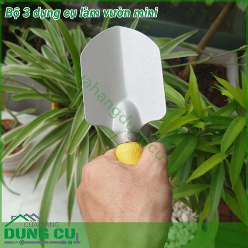 Bộ 3 dụng cụ làm vườn mini làm từ thép không gỉ và nhựa Màu sắc bắt mắt đáng yêu bé của bạn sẽ rất thích  Lưỡi xẻng vuông lưỡi rộng có thể xúc được nhiều đất khi làm việc Đầu cào có 3 răng và thưa làm đất tơi xốp bề mặt đất trồng sau khi cuốc xới