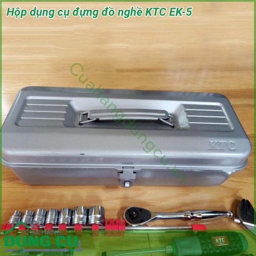 Hộp dụng cụ đựng đồ nghề KTC EK-5 được làm từ chất liệu bằng sắt dày và cứng cáp Bề ngoài được sơn tĩnh điện không sợ bị vỡ chống gỉ Tay xách và khóa bằng sắt chắc chắn bền đẹp  Có thể mang đi lại dễ dàng lỡ có đánh rơi cũng không sợ bị vỡ