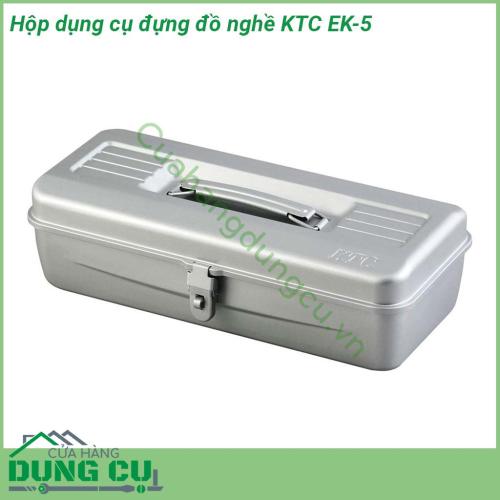 Hộp dụng cụ đựng đồ nghề KTC EK-5 được làm từ chất liệu bằng sắt dày và cứng cáp Bề ngoài được sơn tĩnh điện không sợ bị vỡ chống gỉ Tay xách và khóa bằng sắt chắc chắn bền đẹp  Có thể mang đi lại dễ dàng lỡ có đánh rơi cũng không sợ bị vỡ